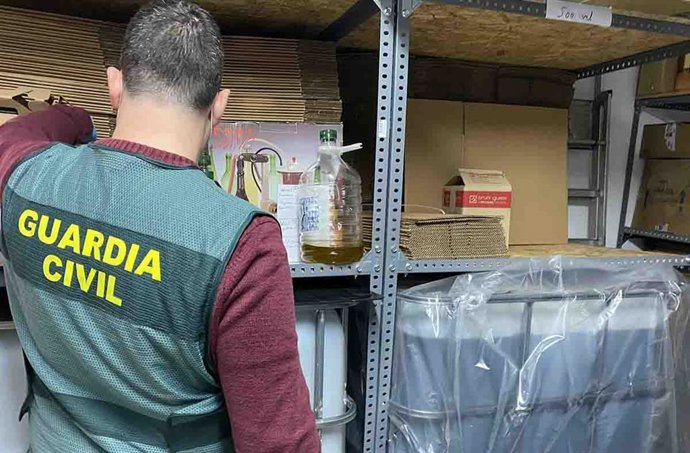 La Guardia Civil detiene a tres personas por tratar de vender aceite de baja calidad como aceite virgen extra.