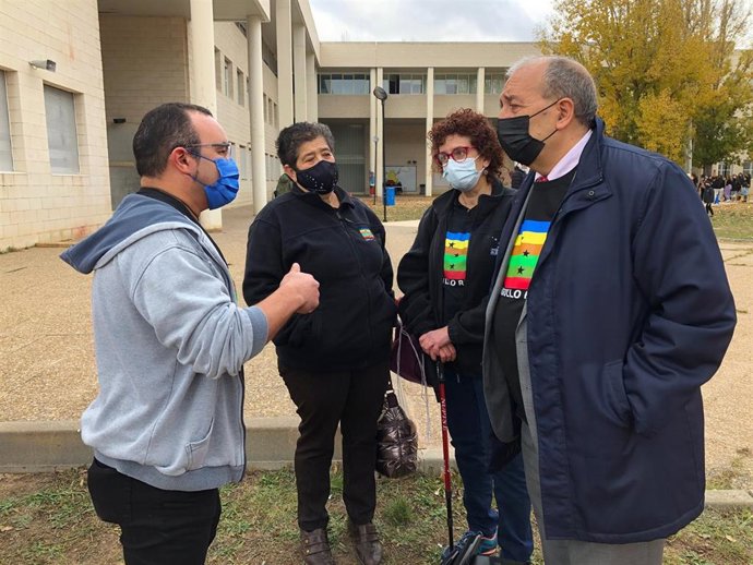 El presidente Manuel Rando habla con los promotores de la Jornada Universal del Orgullo Rural.