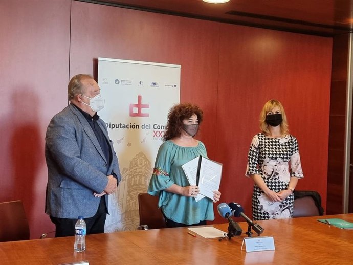 La presidenta del Colegio Oficial de Enfermería de Las Palmas, Rita Mendoza, y el presidente del Colegio Oficial de Enfermería de Santa Cruz de Tenerife, José Ángel Rodríguez, junto a Beatriz Barrera