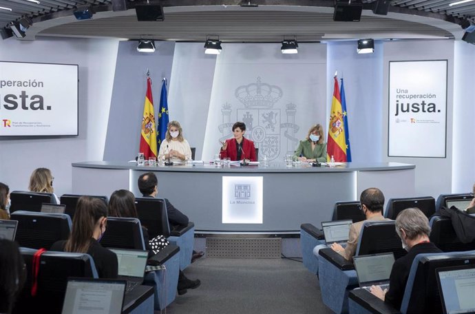 La vicepresidenta segunda del Gobierno y ministra de Trabajo, Yolanda Díaz; la ministra Portavoz y de Política Territorial, Isabel Rodríguez; y la ministra de Educación y FP, Pilar Alegría, en la rueda de prensa posterior al Consejo de Ministros