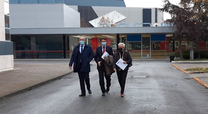 De izquierda a derecha, Enrique Jáimez, director del Clúster TIC; Enrique Fernández, consejero de Industria, Empleo y Promoción Económica, y Teresa Vigón, directora general de Asturex, antes de inaugurar el VII Foro TIC en Gijón
