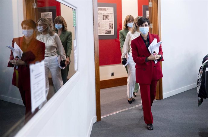 La ministra ortavoz y de Política Territorial, Isabel Rodríguez; la vicepresidenta segunda del Gobierno y ministra de Trabajo, Yolanda Díaz; y la ministra de Educación y Formación Profesional, Pilar Alegría