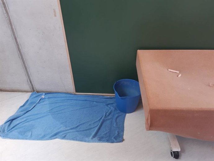 Goteras en la escoleta Cap de Creus de Mahón.