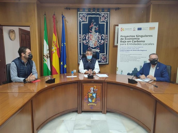 El delegado de Cohesión Territorial de la Diputación de Córdoba, Juan Díaz (dcha.), en su visita a Hinojosa del Duque.