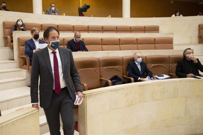 El consejero de Obras Públicas, Organización del Territorio y Urbanismo, José Luis Gochicoa, informa en la Comisión parlamentaria de Economía y Hacienda de los presupuestos de su departamento para el año 2022