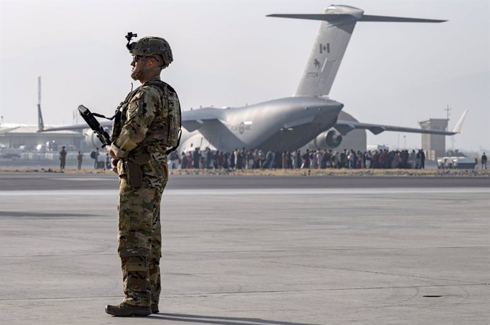 Archivo - 20 August 2021, Afghanistan, Kabul: A US Air Force soldier stands guard as evacuees are loaded onto a C-17 Globemaster III aircraft during the evacuation process at Hamid Karzai International Airport. Photo: Sra Taylor Crul/U.S. Air/Planet Pix