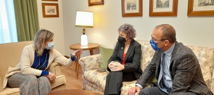 La presidenta de la CHE, María Dolores Pascual, la consejera de Cultura de Navarra, Rebeca Esnaola, y el consejero aragonés de Cultura, Felipe Faci.