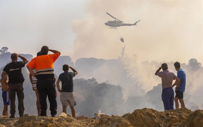 Archivo - Imagen de un helicóptero del Infoca durante la extinción del incendio forestal en Lucena del Puerto (Huelva) en agosto de 2021.