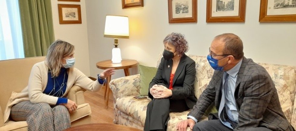La presidenta de la CHE, María Dolores Pascual, la consejera de Cultura de Navarra, Rebeca Esnaola, y el consejero aragonés de Cultura, Felipe Faci.