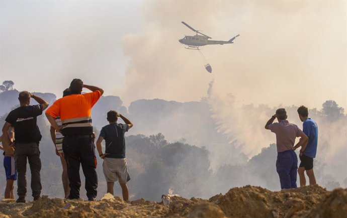 Archivo - Helicóptero del Infoca durante la extinción del incendio forestal que ha afectado al paraje conocido como El Bosque.A 17 de agosto de 2021, en Lucena del Puerto, Huelva (Andalucía, España). El Dispositivo de Extinción del Plan Infoca ha desple