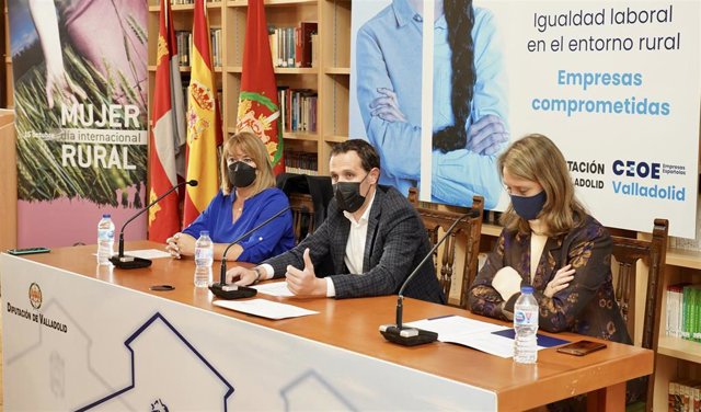 Alonso (I), Íscar (C) y De Miguel (D) en la inauguración de la jornada sobre igualdad.