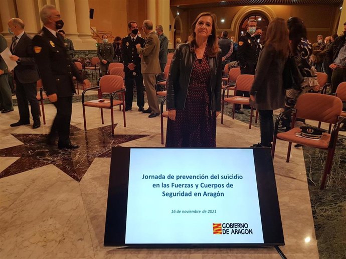 La directora general de Interior y Protección Civil del Gobierno de Aragón, Carmen Sánchez, aboga por trabajar con el personal sanitario para prevenir el suicidio