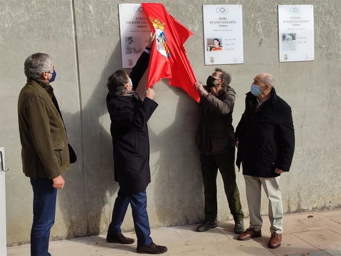 El alcalde de Salamanca descubre la placa con el nombre de Fabián Vicente del Valle.