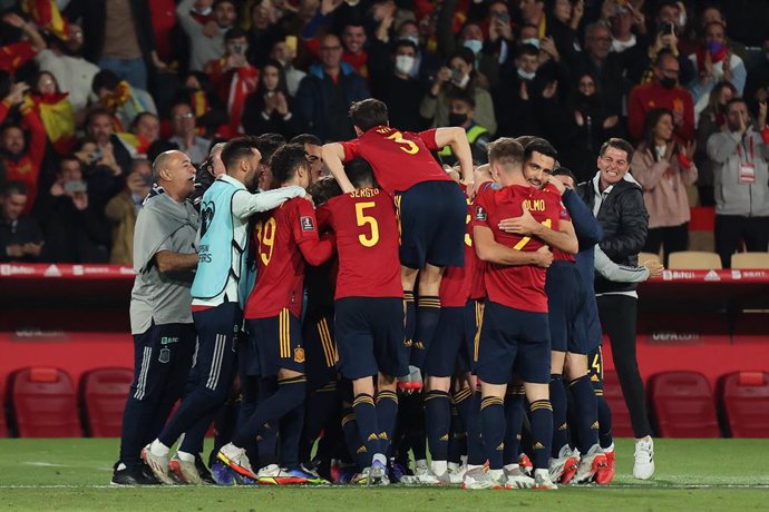 14 November 2021, Spain, Seville: Spain players celebrate scoring thier side's first goal during the 2022 FIFA World Cup European qualifiers Group B soccer match between Spain and Sweden at Estadio La Cartuja de Sevilla. Photo: Jose Luis Contreras/DAX v