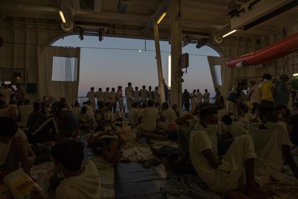 Archivo - Migrantes rescatados a bordo del buque 'Geo Barents' en una operacion anterior
