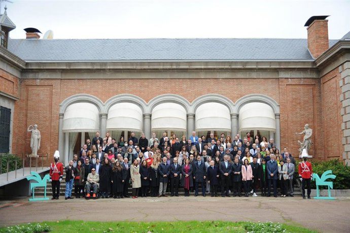 Foto de familia de la alcaldesa de Barcelona, Ada Colau (c), junto a los galardonados de los Premios Ondas 2020 y 2021, en el Palacete Albéniz, a 16 de noviembre de 2021, en Barcelona, Catalunya, (España)