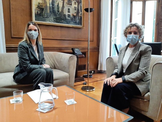 La presidenta del PP de Baleares, Marga Prohens, con la delegada del Gobierno en Baleares, Aina Calvo, en la reunión de este martes.