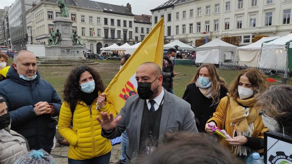 Representantes de sindicatos y plataformas de trabajadores interinos de las administraciones públicas españolas se concentran ante la sede del Parlamento Europeo, en Bruselas.