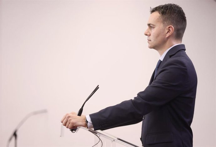 El portavoz del Grupo Parlamentario Socialista en el Congreso de los Diputados, Héctor Gómez, en una rueda de prensa anterior a una reunión de la Junta de Portavoces, en el Congreso de los Diputados, a 16 de noviembre de 2021, en Madrid, (España).