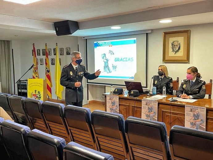 La Policía Nacional reanuda las charlas en Huesca y Jaca para prevenir las agresiones a profesionales de la salud