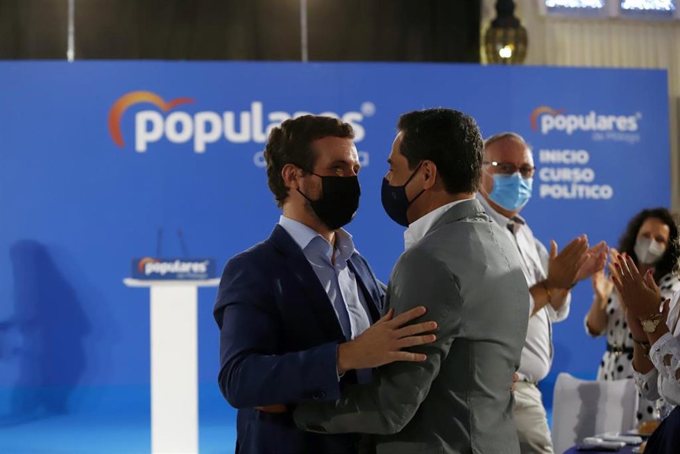 Archivo - El presidente del PP, Pablo Casado (1); el presidente del PP-A, Juanma Moreno (d), se saludan  en el acto de inicio de curso político del PP andaluz, a 03 de septiembre 2021 en Alhaurín el Grande (Málaga). Andalucía.