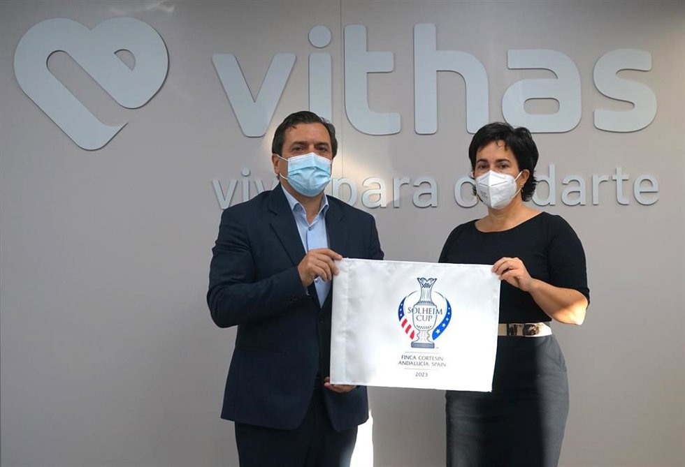 Firma del acuerdo entre Vithas y Deporte & Business,  con la participación del Dr. Pedro Rico, director general del Grupo Vithas, y Alicia Garrido.