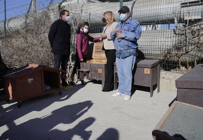 Asociación Zarpas y Huellas y Faisem dotan al Puerto de nuevas casetas para dar cobijo a colonias de gatos.