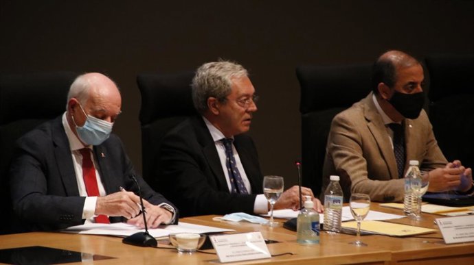 El consejero de Transformación Económica, Industria, Conocimiento y Universidades, Rogelio Velasco, en el acto de conmemoración del 50 aniversario de la primera promoción de egresados de la ETSI de la US