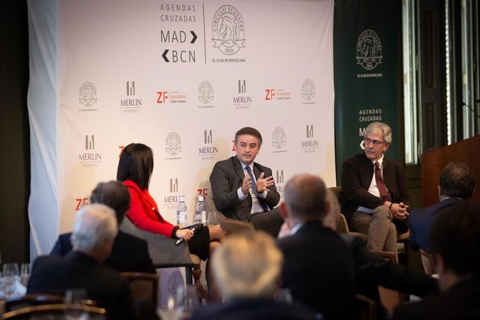 La periodista Lola García; el exjefe de Gabinete de Pedro Sánchez Iván Redondo, y el periodista Toni Bolaño en el Círculo Ecuestre de Barcelona