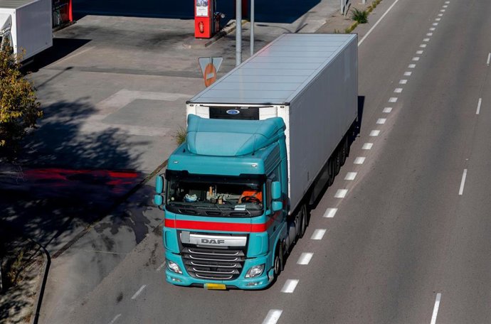 Un camión circula por una carretera, en una imagen de archivo 