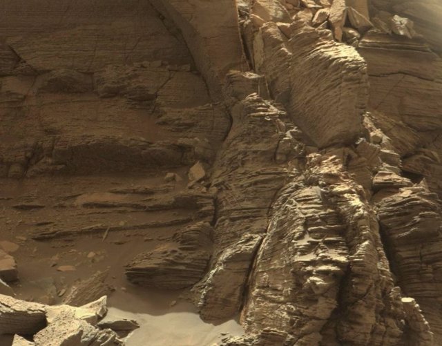 Esta vista de la cámara del mástil (Mastcam) en el rover Curiosity Mars de la NASA muestra un afloramiento con rocas finamente estratificadas dentro de la región "Murray Buttes" en la parte inferior del monte Sharp.