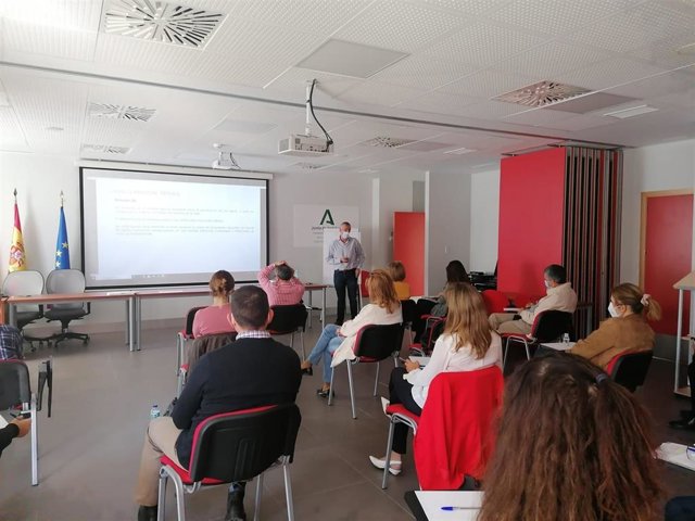 Agentes de salud pública en una sesión formativa.