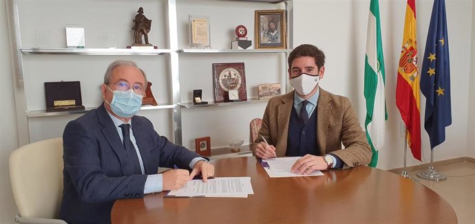Antonio Díaz y Pablo López, durante la firma de incorporación de Silbon a CECO.