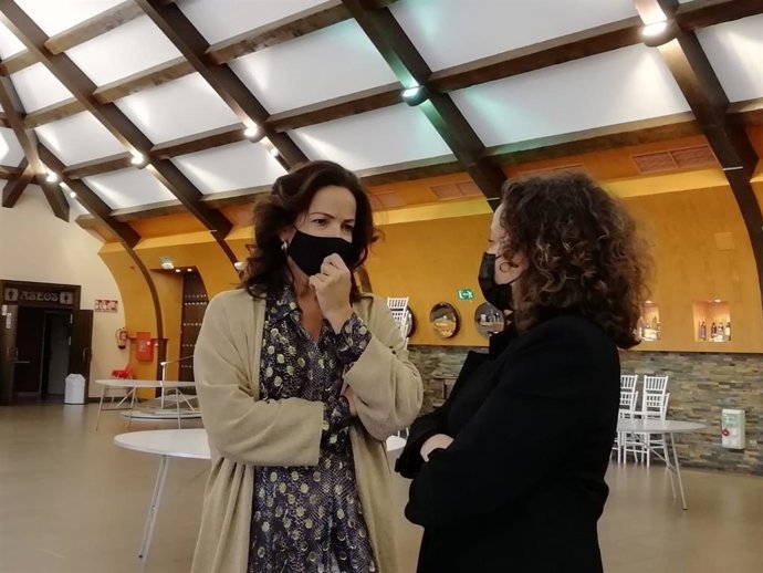 La delegada de Turismo de la Junta en Huelva, María Ángeles Muriel, en su visita a la empresa Salón de celebraciones El Cortijo S.L. De Bollullos Par del Condado.