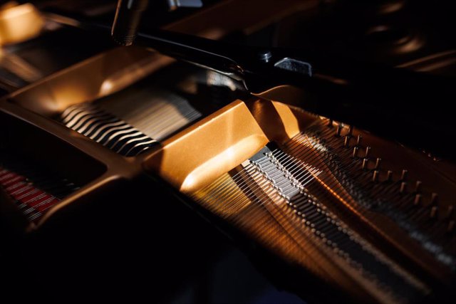 Las cuerdas de un piano en el primer concierto sincronizado a través de tecnología 5G en Madrid, en la Escuela Superior de Música Reina Sofía, a 16 de noviembre de 2021, en Madrid, (España). 