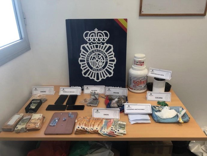 Droga y efectivos intervenidos a los detenidos