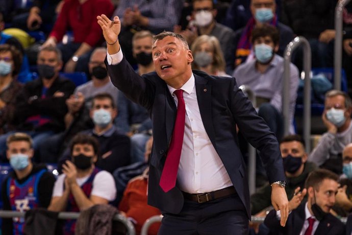 Sarunas Jasikevicius, Head coach of FC Barcelona, gestures during the Turkish Airlines EuroLeague match between FC Barcelona  and Bitci Baskonia at Palau Blaugrana on November 11, 2021 in Barcelona, Spain.