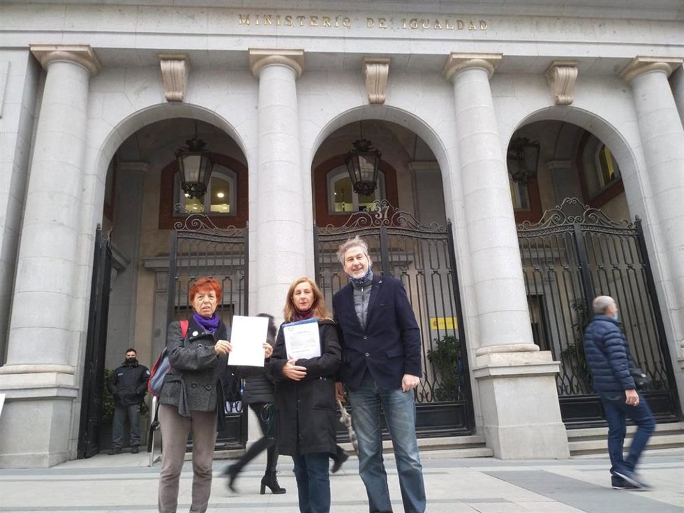 Archivo - Integrantes de PPiiNA registrando un escrito pidiendo cambios en la reforma del permiso de paternidad