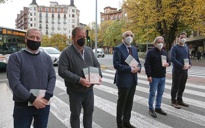 El presidente de Euskaltzaindia, Andrés Urrutia, y el director gerente de Euskarabidea, Mikel Arregi, en la presentación de dos vólumenes que recopilan cartas del goizuetarra José Ramón Minondo en el siglo XVIII.