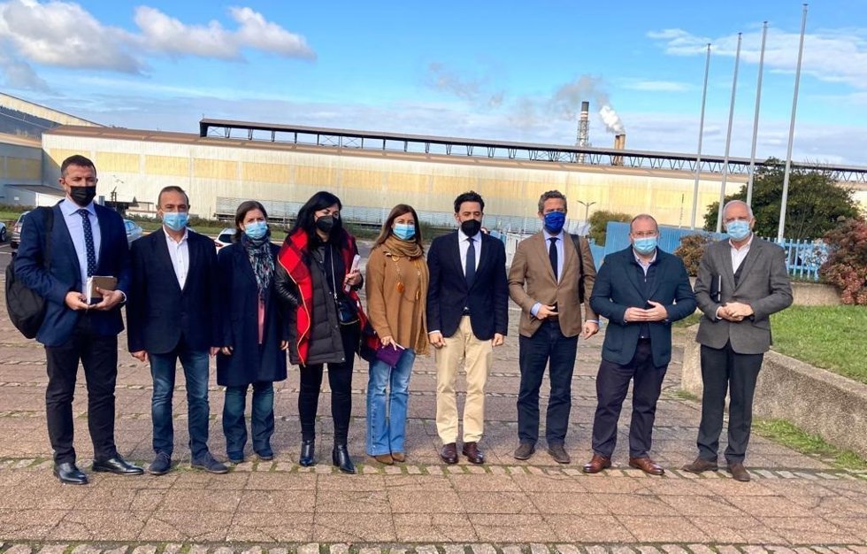 Representantes del PP se reúnen con el comité de Alcoa.