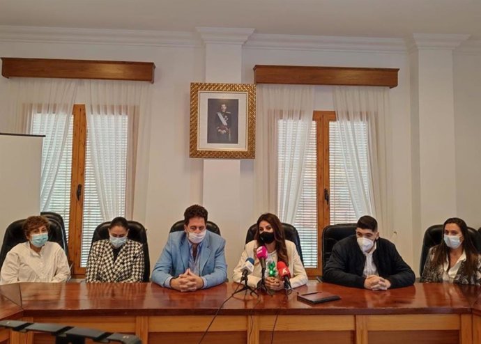 La delegada territorial de Turismo de la Junta en Málaga, Nuria Rodríguez, en una visita a la localidad malagueña de Benamocarra donde ha mantenido una reunión con el alcalde, Abdeslam J. Lucena