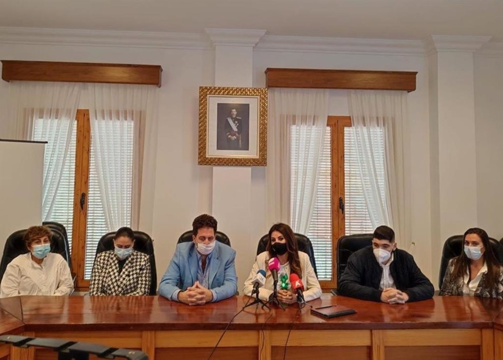 La delegada territorial de Turismo de la Junta en Málaga, Nuria Rodríguez, en una visita a la localidad malagueña de Benamocarra donde ha mantenido una reunión con el alcalde, Abdeslam J. Lucena