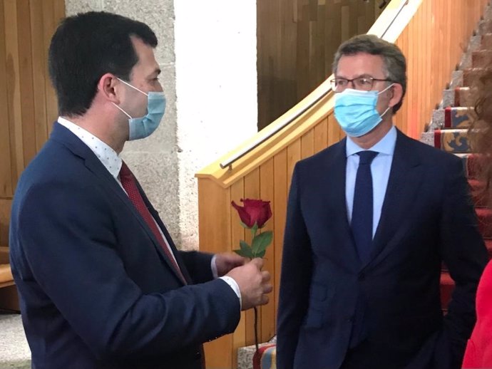 El portavoz del Grupo del PSdeG, Gonzalo Caballero, con una rosa en mano en la constitución del Parlamento de Galicia, junto al presidente de la Xunta, Alberto Núñez Feijóo, a quien pedirá abrir la reforma del Estatuto en el próximo pleno