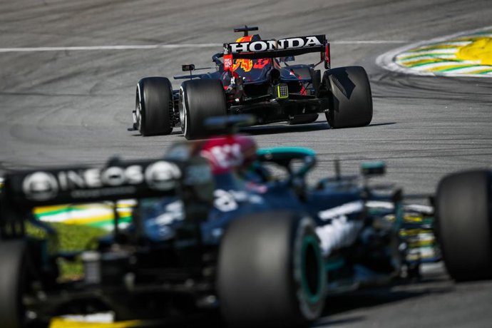 Lewis Hamilton y Max Verstappen durante el Gran Premio de Brasil