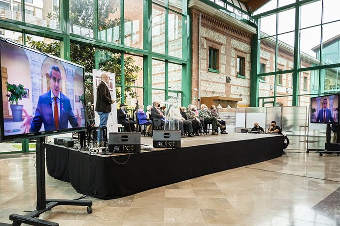 Las directoras generales de Acción Cultural, Gema Agudo, y de Patrimonio Cultural y Memoria Histórica, Zoraida Hijosa, participan en el acto de reconocimiento de las personas mayores que han intervenido este año en el proyecto Legado Cantabria.