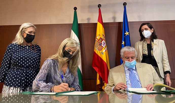 Firma del protocolo entre la consejera de Cultura, Patricia del Pozo, y el presidente del Cabildo Alfonso X el Sabio, Pedro Rodríguez.