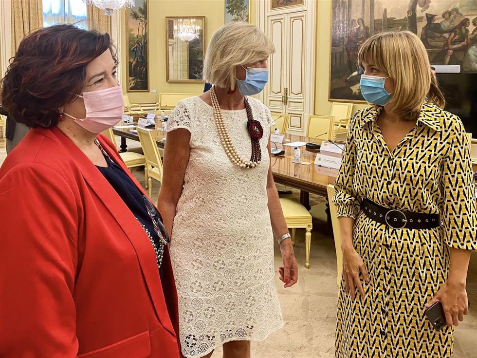 Archivo - Foto de archivo. La consejera de Educación y Formación Profesional de Cantabria, Marina Lombó, junto a la ministra del área, Pilar Alegría
