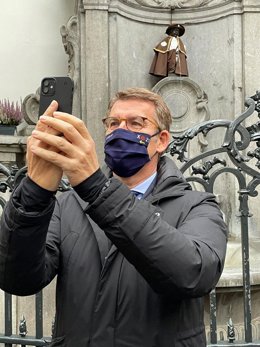 El presidente gallego se hace un 'selfie' con el Manneken Pis.