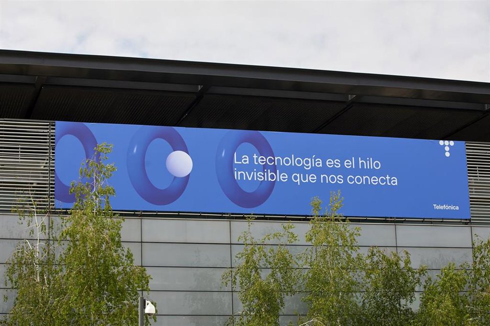 Archivo - Edificio de la sede de Telefónica, a 27 de abril de 2021, en Madrid, (España). 