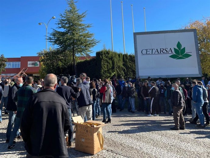 Concentración de tabaqueros ante las instalaciones de Cetarsa